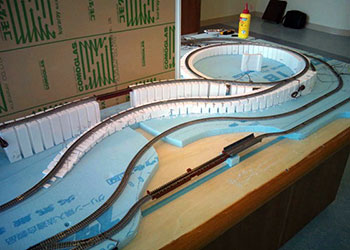 発泡スチロールによる土地の起伏制作