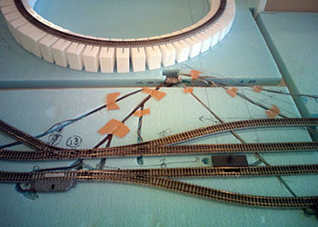 埋設される電気配線コード