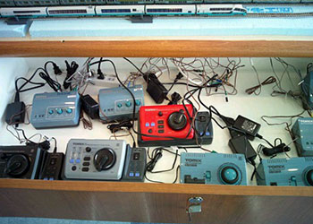 引き出し内のコントローラー関係