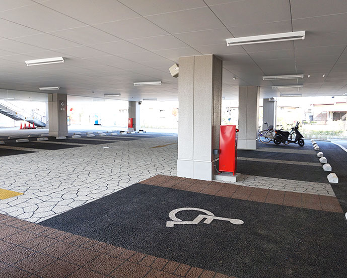 施設駐車場